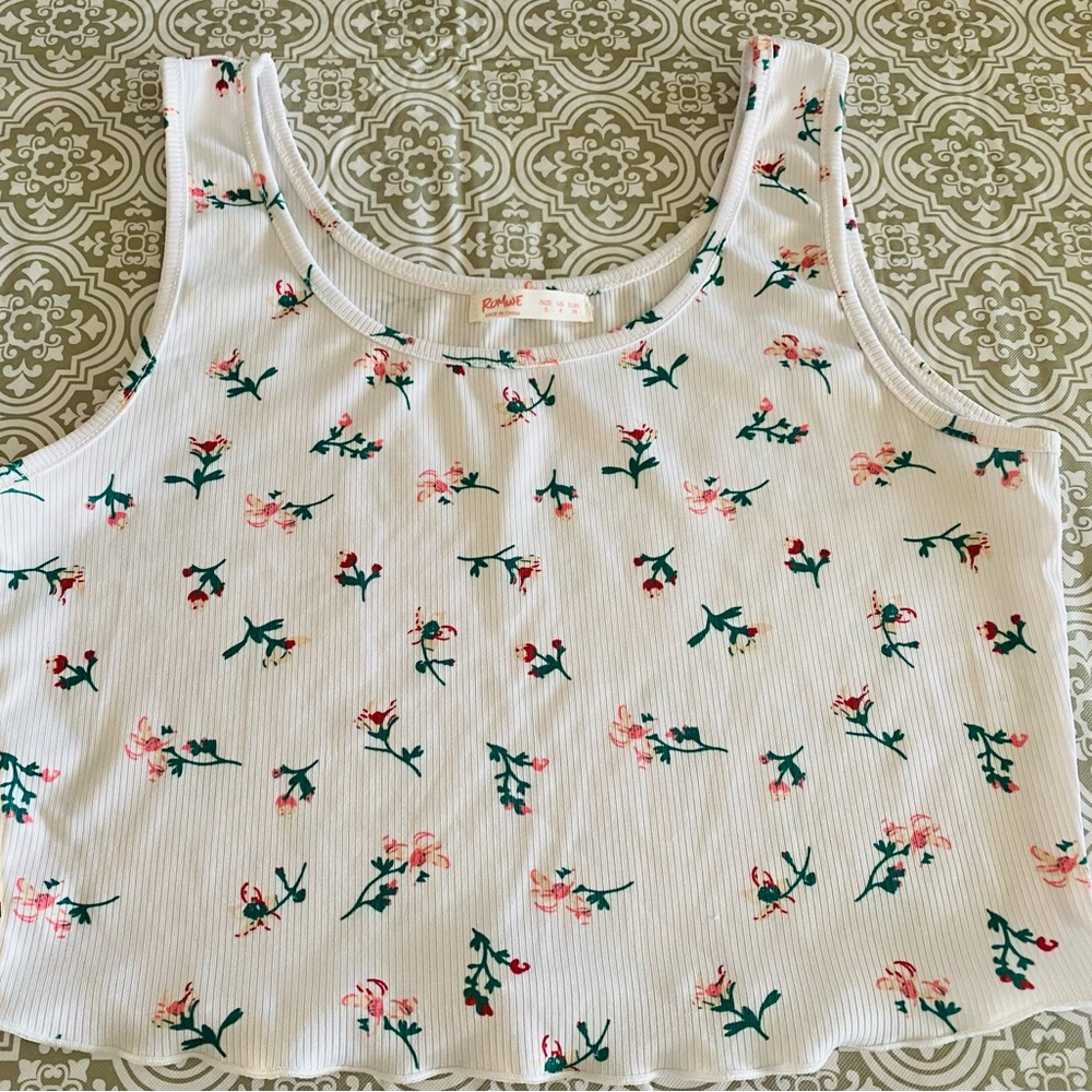 Romwe crop top with small pink and red flowers, excellent condition